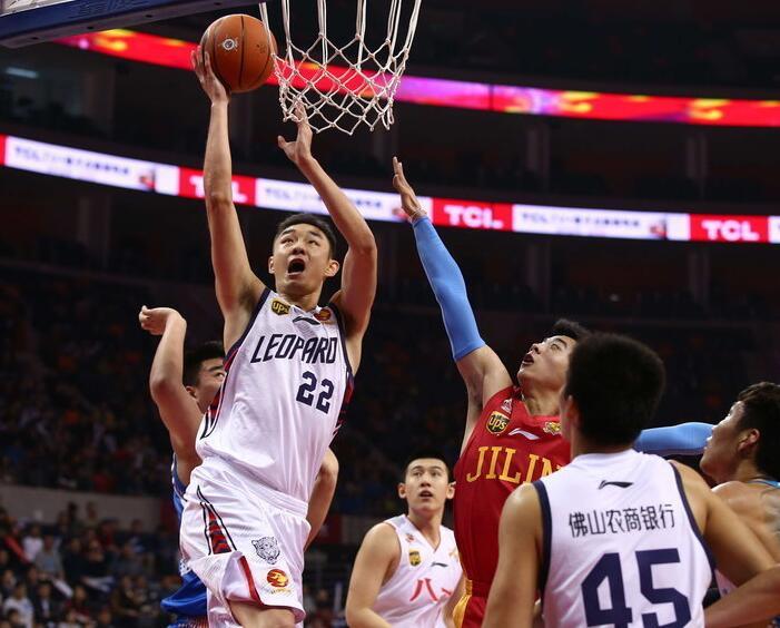 英超：领跑榜首 利物浦队2-2曼联队.